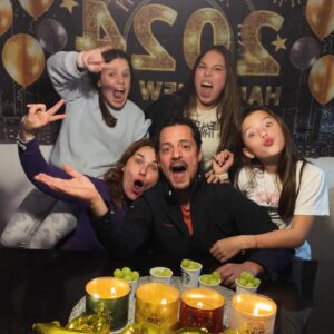 Mike Biaggio Instagram - FELIZ 2024!!! Mis mejores deseos llenos de momentos felices, logros, alegrías, amor, salud. 
Gracias, gracias, gracias!!!