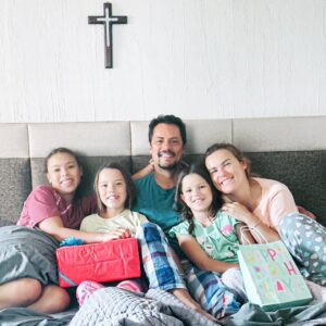 Mike Biaggio Instagram - Hoy es mi cumpleaños 45, doy gracias a Dios y la la vida por cada persona que ha estado y está en mi vida, por todos los momentos de aprendizaje y alegría. Gracias por mi familia hermosa, por mi esposa y mis hijos, por mis padres y mi hermana, por mis abuelos, tíos y primos, por mis amigos, por cada persona con quien me he cruzado en el camino, por el apoyo y los buenos deseos, por todas las sonrisas que he recibido y por las que he dado. 
GRACIAS!!! 🙌🏻☀️❤️✅
.
@yosoygloriasierra