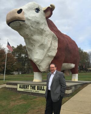 Mike Huckabee Instagram - Never thought I'd ever see a bull this big! "Albert" the bull is the world's largest and calls Audubon, IA home. #iacaucus #ImWithHuck