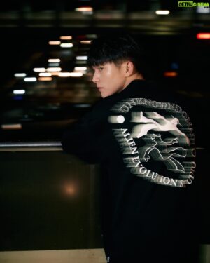 Mike Lin Instagram - 難得四人聚在一起🫶🏻

新的一年一起穿新衣繼續紅紅火火🔥

@aes_taipei  x @unknowndomain_official 

#aestaipei #unknowndomain