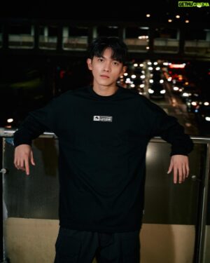 Mike Lin Instagram - 難得四人聚在一起🫶🏻

新的一年一起穿新衣繼續紅紅火火🔥

@aes_taipei  x @unknowndomain_official 

#aestaipei #unknowndomain