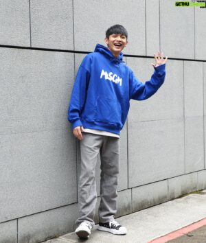 Mike Lin Instagram - Happy Blue Monday ✌🏻☔️

Ⓜ️ @msgm 
🫶🏻 @bluebelltw 

#msgm #ootd