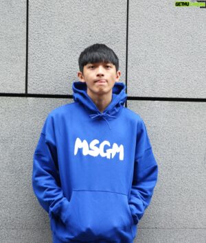 Mike Lin Instagram - Happy Blue Monday ✌🏻☔️

Ⓜ️ @msgm 
🫶🏻 @bluebelltw 

#msgm #ootd