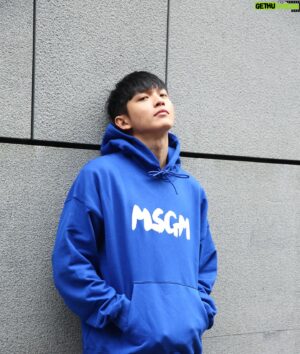 Mike Lin Instagram - Happy Blue Monday ✌🏻☔️

Ⓜ️ @msgm 
🫶🏻 @bluebelltw 

#msgm #ootd