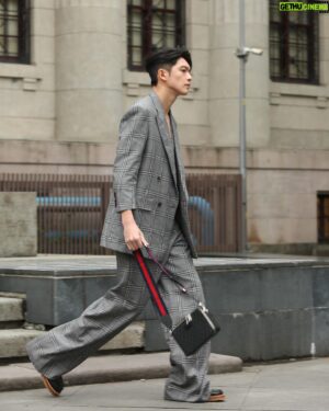 Mike Lin Instagram - 「 我是用我的心去感受對方。
工作上，一起共事的人最重要。
 —— 梁朝偉 」

感受現在的一切就像是這套衣服帶給的成熟感，有了衣服的襯托，少了那一點不成熟的味道。關於青年準備成長為壯年，面對現在的一切人事物珍惜且感恩，然後繼續努力的成為更好的自己！

@gucci 

#gucci #gucci2024cruise
