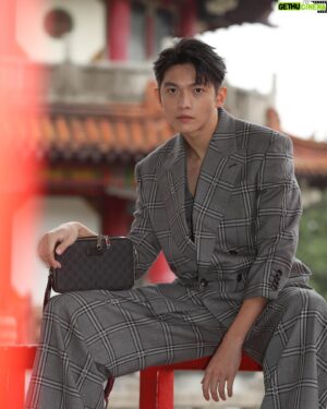 Mike Lin Instagram - 「 我是用我的心去感受對方。
工作上，一起共事的人最重要。
 —— 梁朝偉 」

感受現在的一切就像是這套衣服帶給的成熟感，有了衣服的襯托，少了那一點不成熟的味道。關於青年準備成長為壯年，面對現在的一切人事物珍惜且感恩，然後繼續努力的成為更好的自己！

@gucci 

#gucci #gucci2024cruise