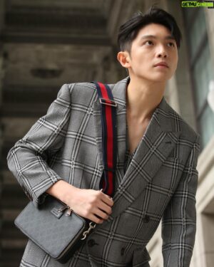 Mike Lin Instagram - 「 我是用我的心去感受對方。
工作上，一起共事的人最重要。
 —— 梁朝偉 」

感受現在的一切就像是這套衣服帶給的成熟感，有了衣服的襯托，少了那一點不成熟的味道。關於青年準備成長為壯年，面對現在的一切人事物珍惜且感恩，然後繼續努力的成為更好的自己！

@gucci 

#gucci #gucci2024cruise