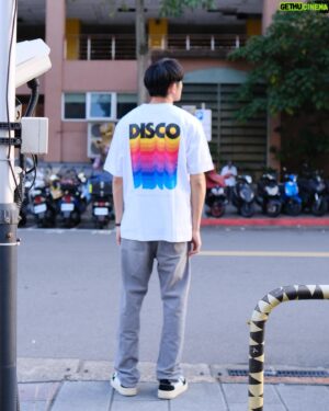 Mike Lin Instagram - 愛不該被定義，愛是平等🌈

COS 會將此系列 100% 的利潤捐贈至同志諮詢熱線協會🫶🏻

@cosstores 
#costaipei #lgbtqia

📷 @david_der_der ✌🏻