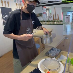 Mike Lin Instagram - 做了焦糖布丁然後吃完了才發現…
沒拍成品只留這下這個謎之律動跟照片🤣

@aikyoz.67 下次再來挑戰其他的😂

#dessert #caramelpudding