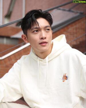 Mike Lin Instagram - 出社會後最期待的是和家人親戚團聚！
平時大家都各忙各的 只有這個時間是能聚在一起坐下來圍爐分享有趣的故事😝

小時候最愛的就是龍的圖案，這次adidas新春限定系列正好結合了許多龍紋元素，讓我在挑選的時候糾結好久🥹
像龍紋刺繡細節放到帽T和ULTRABOOST上，低調同時也增添了許多新年氛圍感🐲

祝大家龍年 🐲發大財🧨🔥

@adidas_tw 
#happyFUNcation