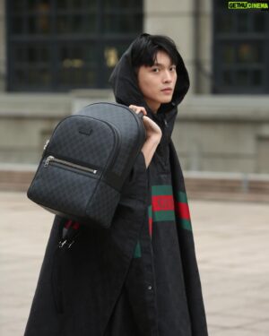 Mike Lin Instagram - @gucci  2024SS
 
斗篷看似輪廓線條簡潔俐落，穿上後發現許多有趣的細節，戴上帽子又增添了一種神秘感讓人想探索整套衣服，也為春夏開啟了有趣的篇章！

#gucci #gucci2024cruise