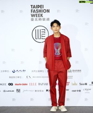 Mike Lin Instagram - Wangliling X 聰明鎮

謝謝 @wangliling 設計師的邀請
一場很棒的視覺饗宴😌

@tpe.fashionweek 

📷 @wwwuccchi 
✂️ @jimmy1987909 

#taipeifashionweek #wangliling