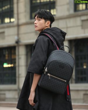 Mike Lin Instagram - @gucci  2024SS
 
斗篷看似輪廓線條簡潔俐落，穿上後發現許多有趣的細節，戴上帽子又增添了一種神秘感讓人想探索整套衣服，也為春夏開啟了有趣的篇章！

#gucci #gucci2024cruise