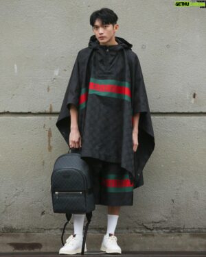Mike Lin Instagram - @gucci  2024SS
 
斗篷看似輪廓線條簡潔俐落，穿上後發現許多有趣的細節，戴上帽子又增添了一種神秘感讓人想探索整套衣服，也為春夏開啟了有趣的篇章！

#gucci #gucci2024cruise
