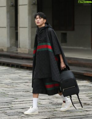 Mike Lin Instagram - @gucci  2024SS
 
斗篷看似輪廓線條簡潔俐落，穿上後發現許多有趣的細節，戴上帽子又增添了一種神秘感讓人想探索整套衣服，也為春夏開啟了有趣的篇章！

#gucci #gucci2024cruise