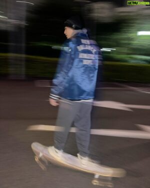 Mike Lin Instagram - 新年第一滑🛹

Thx @newbalance 新年禮物🫶🏻

#NewYearNewLife
#abetterbalance