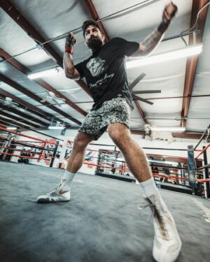 Mike Perry Instagram - Great shots of training from my guy @dannymosaic 📸We’re on a mission and I’m preparing to put on a show the world will love to see, so grateful for my opportunities and I’m giving my all ! Shout out to @coachjtknowsboxing for pushing me to be my best self and thanks to my gyms and all the training partners who fight for their families ! Different day, more work ! #Amen #Platinum #Boxing #Photos