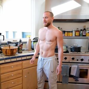 Mike Posner Instagram - PROTEIN PROTEIN PROTEIN!!!!! People always ask me where I get my protein. mostly from my own sprouted garbanzo beans. I love them. I am powered by sprouts!!! KEEP GOING,

mp

Comment “sprouts” to learn more ! 🌱