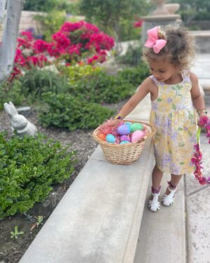Mike Pyle Instagram - 🐰 💐 🐣 👯‍♀️