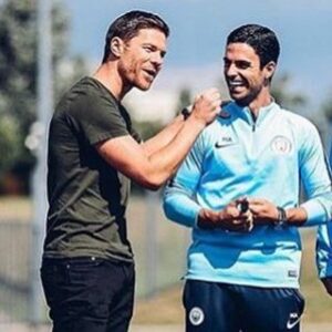 Mikel Arteta Instagram - Pleasure having my old friend @xabialonso visiting today #mancity #trainingsession #nicevisits #mikelarteta #xabialonso