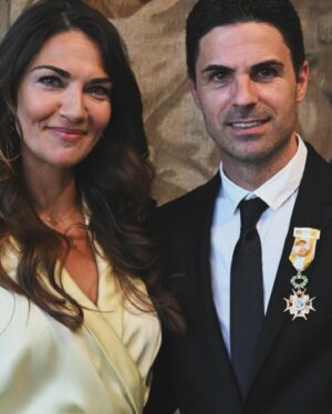 Mikel Arteta Instagram - Ayer tuve el honor de recibir la Cruz de Oficial de la Orden de Isabel la Católica de manos de la Embajada Española en Londres, rodeado de mi familia y de mi gente. Agradezco sinceramente este reconocimiento, que me llena de orgullo. Siempre estaré agradecido por el apoyo que me han brindado a lo largo de toda mi carrera. ¡Un momento especial que atesoraré siempre! 
Yesterday I had the honor of receiving the Officer’s Cross of the Order of Isabella the Catholic from the Spanish Embassy in London, surrounded by my family and loved ones. I sincerely appreciate this recognition, which fills me with pride. I will always be grateful for the support they have given me throughout my career. A special moment that I will always cherish!