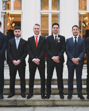 Mikel Arteta Instagram - Ayer tuve el honor de recibir la Cruz de Oficial de la Orden de Isabel la Católica de manos de la Embajada Española en Londres, rodeado de mi familia y de mi gente. Agradezco sinceramente este reconocimiento, que me llena de orgullo. Siempre estaré agradecido por el apoyo que me han brindado a lo largo de toda mi carrera. ¡Un momento especial que atesoraré siempre! 
Yesterday I had the honor of receiving the Officer’s Cross of the Order of Isabella the Catholic from the Spanish Embassy in London, surrounded by my family and loved ones. I sincerely appreciate this recognition, which fills me with pride. I will always be grateful for the support they have given me throughout my career. A special moment that I will always cherish!