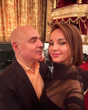 Mikhail Grushevskiy Instagram - Может ли быть что-то сказочнее, чем новогодний вечер в Большом театре? Пожалуй, нет. «Щелкунчик» в финальный день года - это умиротворение, чистое наслаждение великим искусством, нашим культурным наследием! 

Дорогие друзья, с Новым годом! Пусть в жизни всегда будет место сказке и доброте! Пусть в ваших семьях царит любовь!

Ваши Грушевские❤️🎄