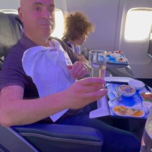 Mikhail Grushevskiy Instagram - Турецкая ривьера Бодрум - очень интеллигентное место для отдыха. Местные называют его «маленькая Греция» (до Миконоса рукой подать). Белоснежные домики, оливковые рощи, цветущие фуксии и лавандовые заросли. И котики в изобилии!)) 
Регион полностью лишен всех стереотипов об отдыхе в Турции - никакого шума, суеты. Восточный колорит очень деликатный. Полуостров прочно вошел в высокую курортную моду, над чем постаралась турецкая богема: актеры, певцы и прочий нобилитет обожают Бодрум. 
Московские рестораторы быстро уловили тренд и понаоткрывали здесь лучших ресторанов. Но мы с семьей искали гастрономических приключений в аутентичных рыбацких ресторанчиках. Всё очень уютно и дружелюбно! 
Грушевские рекомендуют!

P.S. отдельный вид отдыха прямо в воздухе - частные лайнеры Black Jet, полностью переоборудованные в бизнес-класс от туристической фирмы @lotivacations ✈️ 🥂