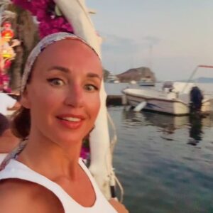 Mikhail Grushevskiy Instagram - Самая фотогеничная рыбацкая деревня найдена! Столики прямо в воде, фонари подсвечивают загар, рыба только что выловлена, вино ледяное. И любимые люди рядом - вот, собственно, нехитрый рецепт идеального вечера!😍