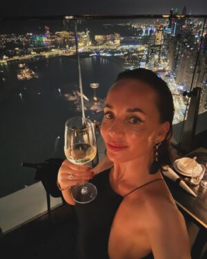 Mikhail Grushevskiy Instagram - А вот и мини-гид атмосферных мест Дубая, где идеально запасаться впечатлениями всей семьёй:

Не ожидала, что именно мужчинам наблюдение за бабочками приносит столько эмоций! В сад бабочек @dubaibutterflygarden приходить лучше к закрытию, чтобы меньше посетителей мешали вашему общению крылатыми красотками. 

Каноническая французская кухня в кущах зелени @eugeneeugenedubai - вы будто оказались в саду Тюильри.
Воскресный бранч изобилен и полон культовых деликатесов со всех уголков Франции. 

Такой вид можно подавать как отдельное блюдо. Проверить, есть ли у вас боязнь высоты и отведать идеальную китайскую кухню разных провинций от звездного шефа - на 73 этаже в ресторане @mott32dubai . Королева стола - утка по-пекински (шкурку подают как отдельное лакомство, с сахаром).

Жить - в стороне от суеты, пробок и фирменных дубайских страстей, в огромной зеленой курортной зоне @jatheresort. Здесь дюжина приватных ресторанов и баров, отели разных форматов, личный пляж, а главное - много спорта! Футбол, гольф, стрельбище, теннис, фитнес, сноркелинг, спа, бассейны. Жизнь в райских садах, где кормиться к вашему столу подходят павлины. 

Всех с наступающим летом!