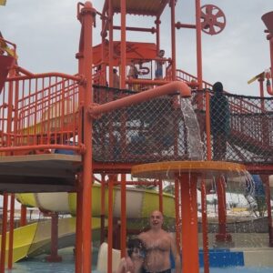 Mikhail Grushevskiy Instagram - А вот и мини-гид атмосферных мест Дубая, где идеально запасаться впечатлениями всей семьёй:

Не ожидала, что именно мужчинам наблюдение за бабочками приносит столько эмоций! В сад бабочек @dubaibutterflygarden приходить лучше к закрытию, чтобы меньше посетителей мешали вашему общению крылатыми красотками. 

Каноническая французская кухня в кущах зелени @eugeneeugenedubai - вы будто оказались в саду Тюильри.
Воскресный бранч изобилен и полон культовых деликатесов со всех уголков Франции. 

Такой вид можно подавать как отдельное блюдо. Проверить, есть ли у вас боязнь высоты и отведать идеальную китайскую кухню разных провинций от звездного шефа - на 73 этаже в ресторане @mott32dubai . Королева стола - утка по-пекински (шкурку подают как отдельное лакомство, с сахаром).

Жить - в стороне от суеты, пробок и фирменных дубайских страстей, в огромной зеленой курортной зоне @jatheresort. Здесь дюжина приватных ресторанов и баров, отели разных форматов, личный пляж, а главное - много спорта! Футбол, гольф, стрельбище, теннис, фитнес, сноркелинг, спа, бассейны. Жизнь в райских садах, где кормиться к вашему столу подходят павлины. 

Всех с наступающим летом!