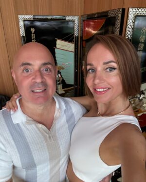 Mikhail Grushevskiy Instagram - Отпраздновали день рождения моей любимой Женечки - и продолжим праздновать весь июнь! И всё лето. Да что там, весь год будем праздновать, всю жизнь! А для чего же еще я предложил руку и сердце этой чудесной девушке? Чтобы наша семейная жизнь была праздником! 
Жена довольна - я счастлив! Вот такой рецепт семейного благополучия! 
И не смейте говорить, что я подкаблучник! Я это и сам знаю 🤪 С ДНЕМ РОЖДЕНИЯ, МОЯ ЛЮБИМАЯ ❤️