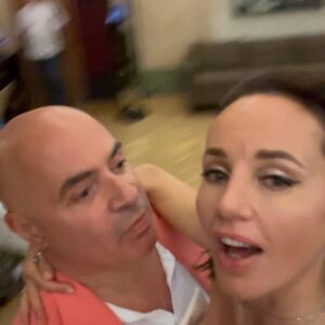 Mikhail Grushevskiy Instagram - С днём рождения меня! Вечер удался - это когда добралась до соцсетей лишь на следующий день, и то с большим трудом🤪🥂💃🏻 С самыми близкими, самыми яркими, самыми интеллектуальными, самыми красивыми - таких людей не много, но все они мои❤️ Гвоздь программы - блистательный Дмитрий Дибров с авторской экскурсией по арбатским переулкам🕺 Моя душа - мои друзья! Ура!