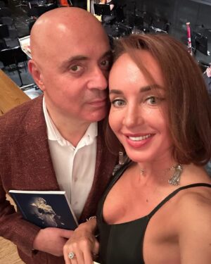 Mikhail Grushevskiy Instagram - Этот балет идет в Большом Театре без перерыва уже 80 лет. Прекрасная «Жизель» - одна из популярнейших танцевальных драм в мире. Сюжет полон печали и мистики - доверчивая красавица сходит с ума от мужского предательства и умирает. Это лишь начало истории, ведь она становится «мертвой невестой», и ее дух, вместе с душами других обманутых дев, мстит предателям. 

Балетоманы говорят, что для исполнения партии Жизели не достаточно быть талантливой балериной. Исполнительница обязательно должна знать на личном опыте, что такое разбитое сердце и несчастная любовь. 

Похоже, личная жизнь нашей примы Большого театра была в должной мере печальна, ведь когда она танцевала Жизель на собственной могиле в окружении мертвых подруг, растроганная старушка в соседнем ряду с надеждой прошептала: «Какая же это красота! Надеюсь, она в всё-таки выживет…» 

Вот она, сила разбитого сердца! После такого поворота никакие тренинги личностного роста не нужны 😉

Все на «Жизель», девочки!!!