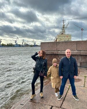Mikhail Grushevskiy Instagram - Как провести умные каникулы младшеклассника в Санкт-Петербурге? Так, чтобы не перегрузить ребенка энциклопедическими фактами и глобальной исторической ролью города? 
Делимся семейными лайфхаками! 

Остановиться в @lottehotel_spb 
Здесь ребенку подарят плюшевого коня по имени Варвар и расскажут любопытную историю. В 19 веке на месте отеля стояли конюшни. Звёздный жеребец Варвар - русский рысак невероятной красоты был рекордсменом скаковых дорожек, но жуткий норов не позволил продолжить спортивную карьеру. Варвара выкупили подпольщики-революционеры, потом его конфисковала царская полиция… И именно Варвар увозил смертельно раненного Александра II с места покушения. Если бы конь мог писать мемуары, это был бы бестселлер! 

Если экскурсии - то только забавные! Например, музей рекордов и фактов Титикака @titiqaqa . В элегантном историческом особняке собраны диковинные, шокирующие, весёлые, нелепые, современные и древние экспонаты: челюсти мегалодона, хищный гигантский цветок-вонючка, средневековые маски позора, сушеные человеческие головы, «настоящие» русалка и инопланетянин… И много любопытнейших историй, которыми можно развлекать и взрослых, и детей!

Если рестораны - то те, где готовят прямо на ваших глазах! Например безупречный атмосферный @salonepastabar . Там специально для вас прямо в зале замесят домашнюю пасту, или живописно приготовят спагетти в огромной голове пармезана. А местные деликатесы - прямиком из Италии! 

Если рассказы об архитектурных шедеврах и городских легендах - то за десертами в видовых ресторанах. Классика жанра - @mansarda_rest и сногсшибательный вид на Исаакиевский собор и фирменный питерский двор-колодец. 

Отдельное шоу - поездка на Сапсане в уникальном купе-переговорной, где прямо за перегородкой сидит машинист. По вашей отдельной просьбе машинист откроет перегородку, и пассажиры смогут полюбоваться видом на железнодорожные пути в стиле «полёт в  кабине пилота». Сильные впечатления гарантированы!