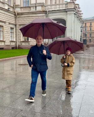 Mikhail Grushevskiy Instagram - Как провести умные каникулы младшеклассника в Санкт-Петербурге? Так, чтобы не перегрузить ребенка энциклопедическими фактами и глобальной исторической ролью города? 
Делимся семейными лайфхаками! 

Остановиться в @lottehotel_spb 
Здесь ребенку подарят плюшевого коня по имени Варвар и расскажут любопытную историю. В 19 веке на месте отеля стояли конюшни. Звёздный жеребец Варвар - русский рысак невероятной красоты был рекордсменом скаковых дорожек, но жуткий норов не позволил продолжить спортивную карьеру. Варвара выкупили подпольщики-революционеры, потом его конфисковала царская полиция… И именно Варвар увозил смертельно раненного Александра II с места покушения. Если бы конь мог писать мемуары, это был бы бестселлер! 

Если экскурсии - то только забавные! Например, музей рекордов и фактов Титикака @titiqaqa . В элегантном историческом особняке собраны диковинные, шокирующие, весёлые, нелепые, современные и древние экспонаты: челюсти мегалодона, хищный гигантский цветок-вонючка, средневековые маски позора, сушеные человеческие головы, «настоящие» русалка и инопланетянин… И много любопытнейших историй, которыми можно развлекать и взрослых, и детей!

Если рестораны - то те, где готовят прямо на ваших глазах! Например безупречный атмосферный @salonepastabar . Там специально для вас прямо в зале замесят домашнюю пасту, или живописно приготовят спагетти в огромной голове пармезана. А местные деликатесы - прямиком из Италии! 

Если рассказы об архитектурных шедеврах и городских легендах - то за десертами в видовых ресторанах. Классика жанра - @mansarda_rest и сногсшибательный вид на Исаакиевский собор и фирменный питерский двор-колодец. 

Отдельное шоу - поездка на Сапсане в уникальном купе-переговорной, где прямо за перегородкой сидит машинист. По вашей отдельной просьбе машинист откроет перегородку, и пассажиры смогут полюбоваться видом на железнодорожные пути в стиле «полёт в  кабине пилота». Сильные впечатления гарантированы!