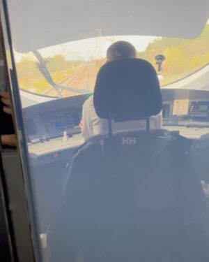 Mikhail Grushevskiy Instagram - Как провести умные каникулы младшеклассника в Санкт-Петербурге? Так, чтобы не перегрузить ребенка энциклопедическими фактами и глобальной исторической ролью города? 
Делимся семейными лайфхаками! 

Остановиться в @lottehotel_spb 
Здесь ребенку подарят плюшевого коня по имени Варвар и расскажут любопытную историю. В 19 веке на месте отеля стояли конюшни. Звёздный жеребец Варвар - русский рысак невероятной красоты был рекордсменом скаковых дорожек, но жуткий норов не позволил продолжить спортивную карьеру. Варвара выкупили подпольщики-революционеры, потом его конфисковала царская полиция… И именно Варвар увозил смертельно раненного Александра II с места покушения. Если бы конь мог писать мемуары, это был бы бестселлер! 

Если экскурсии - то только забавные! Например, музей рекордов и фактов Титикака @titiqaqa . В элегантном историческом особняке собраны диковинные, шокирующие, весёлые, нелепые, современные и древние экспонаты: челюсти мегалодона, хищный гигантский цветок-вонючка, средневековые маски позора, сушеные человеческие головы, «настоящие» русалка и инопланетянин… И много любопытнейших историй, которыми можно развлекать и взрослых, и детей!

Если рестораны - то те, где готовят прямо на ваших глазах! Например безупречный атмосферный @salonepastabar . Там специально для вас прямо в зале замесят домашнюю пасту, или живописно приготовят спагетти в огромной голове пармезана. А местные деликатесы - прямиком из Италии! 

Если рассказы об архитектурных шедеврах и городских легендах - то за десертами в видовых ресторанах. Классика жанра - @mansarda_rest и сногсшибательный вид на Исаакиевский собор и фирменный питерский двор-колодец. 

Отдельное шоу - поездка на Сапсане в уникальном купе-переговорной, где прямо за перегородкой сидит машинист. По вашей отдельной просьбе машинист откроет перегородку, и пассажиры смогут полюбоваться видом на железнодорожные пути в стиле «полёт в  кабине пилота». Сильные впечатления гарантированы!