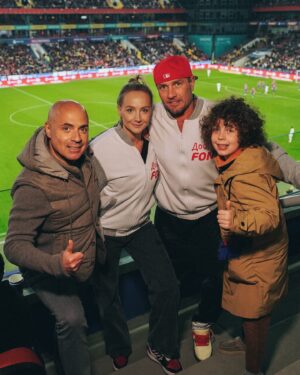 Mikhail Grushevskiy Instagram - Родители сегодня сталкиваются с выбором - кого из современников приводить в пример детям как героя, как образец стойкости? 
Коммерческих блогеров? Эпатажных музыкантов? Экзальтированных актеров? Очень сомнительные образы для подражания…

Я безумно рад, что мой Мишутка может делать выводы о значении личности, общаясь с сильнейшими людьми из мира спорта! На матче ЦСКА мой сын познакомился с олимпийским чемпионом и потрясающим человеком Романом Костомаровым @romankostomarovkrs . Я рассказал Мишке историю борьбы за жизнь, о продолжении карьеры этого уникального спортсмена через невозможное. 

А Мишутка с детской непосредственностью сообщил мне, что Роман выглядит нереально круто, как сверхчеловек! И обратил внимание на то, как жена Романа, знаменитая фигуристка Оксана Домнина @domninaoksanaice , не отходила от него ни на шаг, кормила своими руками, опекала каждую минуту. Вот она, проверенная испытаниями любовь! 

Пожелаем вместе со всей нашей страной стойкости Роману! Его жизнь - пример несгибаемости духа, невероятно впечатляющий путь героя! Только вперёд!