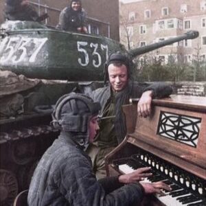 Mikhail Grushevskiy Instagram - Никто и никогда не отнимет у нас этот праздник! Победа!!! Такая далекая, такая близкая, такая родная, такая искренняя! С Праздником великой Победы, друзья! Ура!!!