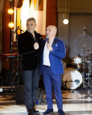 Mikhail Grushevskiy Instagram - Вспоминаю свой предновогодний день рождения, своих веселых и красивых друзей ❤️ Еще и еще раз поздравляю вас с Новым годом, желаю всем хорошего настроения! 🎄 с любимой Женечкой @eugenia_guslyar