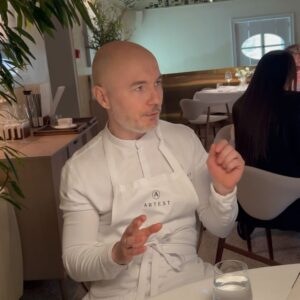 Mikhail Grushevskiy Instagram - Познакомился с колдуном. У него в штате работает потомственная травница, хлебная закваска созревает три года, есть ферментационная лаборатория, а на кухне творятся неслыханные чудеса на стыке науки и магии. Просто невероятную фантазию и философию проявляет мишленовский повар Артем Естафьев в «изобретении» блюд @artest.rest 
А я-то даже яичницу не умею приготовить… Зато едок я очень впечатлительный и благодарный! Повезло, что один из интереснейших ресторанов мира находится у нас под боком!
Настолько впечатлился, что подумываю переквалифицироваться в ресторанного критика!