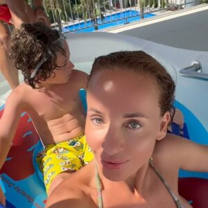 Mikhail Grushevskiy Instagram - Турецкая ривьера Бодрум - очень интеллигентное место для отдыха. Местные называют его «маленькая Греция» (до Миконоса рукой подать). Белоснежные домики, оливковые рощи, цветущие фуксии и лавандовые заросли. И котики в изобилии!)) 
Регион полностью лишен всех стереотипов об отдыхе в Турции - никакого шума, суеты. Восточный колорит очень деликатный. Полуостров прочно вошел в высокую курортную моду, над чем постаралась турецкая богема: актеры, певцы и прочий нобилитет обожают Бодрум. 
Московские рестораторы быстро уловили тренд и понаоткрывали здесь лучших ресторанов. Но мы с семьей искали гастрономических приключений в аутентичных рыбацких ресторанчиках. Всё очень уютно и дружелюбно! 
Грушевские рекомендуют!

P.S. отдельный вид отдыха прямо в воздухе - частные лайнеры Black Jet, полностью переоборудованные в бизнес-класс от туристической фирмы @lotivacations ✈️ 🥂
