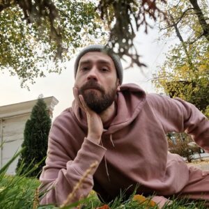 Mikhail Kshishtovsky Instagram - Мой вам уходяще-осенний бонжурий!

Я отвык от теплой, жёлтой, мягкой осени. Чтоб как инстадевочка: ходить в свитере, пить кофе навынос и наслаждаться опавшими листьями без говнодождя и слякоти. Переходные сезонные периоды давно стали ассоциироваться с ударом в морду. Ты сидишь, привыкший к одному, и вдруг бац: погода бросает на тебя бетонную плиту и ссыт на голову.

В этот раз обошлось.