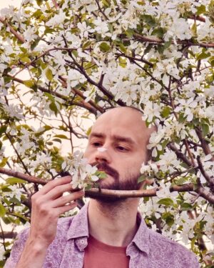 Mikhail Kshishtovsky Instagram - Теперь ко всему, что я делаю в своей жизни, можно изи пизи подобрать свое личное, близкое душе музыкальное сопровождение в два тыка!

Я убегаю от своих проблем? Есть подходящая музяка! Я радуюсь тому, что сейчас весна, а у меня нет аллергий? И под это имеется! Я наконец-то придумал, как отомстить чуваку из школы, который меня буллил? Под это тоже что-то подберется!

НО КАК - спросите вы? А вот!

В поиске @music.yandex теперь есть Моя волна - и теперь под ваши запросы она выдает музыку, которая сможет толково удовлетворить вашу хотелку. Стоит лишь вбить запрос и найти в поиске варик, подписанный “Моя волна”. Готово! Обновляйте свои приложухи, чтоб набить свою жизнь подходящим саундтреком.