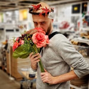 Mikhail Kshishtovsky Instagram - Лето уходит, но это не повод не наслаждаться запахом цветов и нежными венками на голове! Весна, лето, очень, зима - это все состояние души. Куда важнее не природные конструкты, якобы определяющие как нам себя чувствовать и вести. А остались ли говяжьи тефтели с фри и есть ли акция 2 хот-дога по цене 1го!