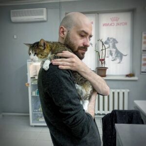 Mikhail Kshishtovsky Instagram - У нас самый вежливый паренёк. В машине не скандалит, в переноску сам заходит, процедуры терпит. Есть только один заклятый враг у него: термометр в очко.