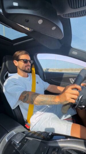 Mikhail Reshetnyak Instagram - Пиши любимую строчку из «Первым снегом»! 👇🏽 (доступна на всех площадках, ссылка в шапке профиля) 

А мой муд: ехать по Дубаю и скучать по снегу… 🤣❄️