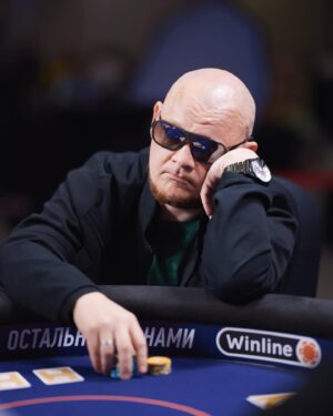 Mikhail Stognienko Instagram - Приехал в Сочи, на турнир по прикладыванию руки к голове. Прошел в финал. Параллельно играли в покер