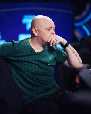 Mikhail Stognienko Instagram - Приехал в Сочи, на турнир по прикладыванию руки к голове. Прошел в финал. Параллельно играли в покер