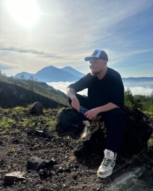 Mikhail Stognienko Instagram - Это я на вулкан поднимался, а вы не видели. Вот смотрите